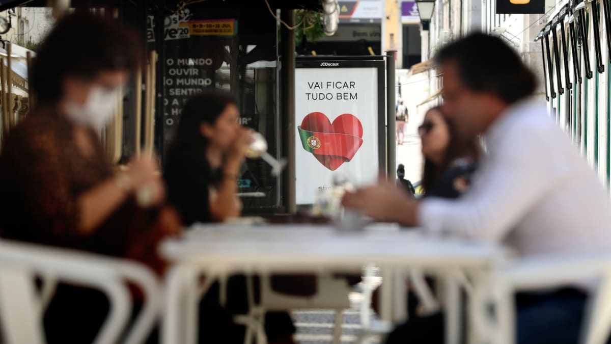 Lidé v Portugalsku si mohou od pondělí posedět na zahrádkách kaváren
