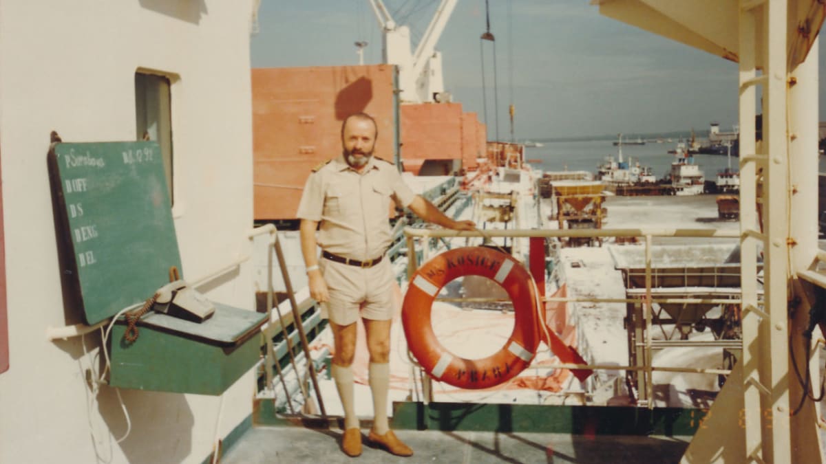 Kapitán Karel Zeman na Surabayi, kam přivezl náklad sody z amerického Portlandu.