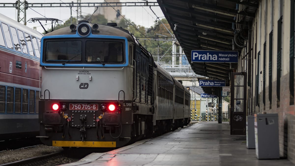 Na pražském Masarykově nádraží jely ráno dva vlaky proti sobě. 