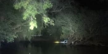 Noc hrůzy: Pár uvízl v rozvodněné řece. Před krokodýly musel utéct na střechu auta