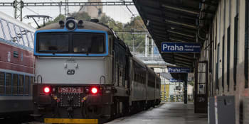 Vlaky v Praze srazily během večera dva muže. Oba těžkým zraněním podlehli