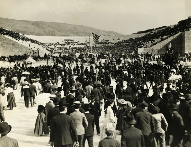 Dav lidí mířící na zahájení athénských olympijských her v roce 1896