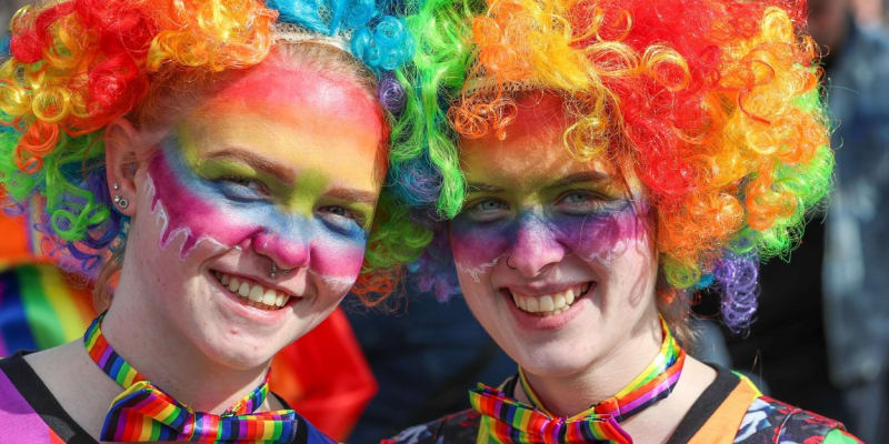 Členky skotského průvodu Gay Pride