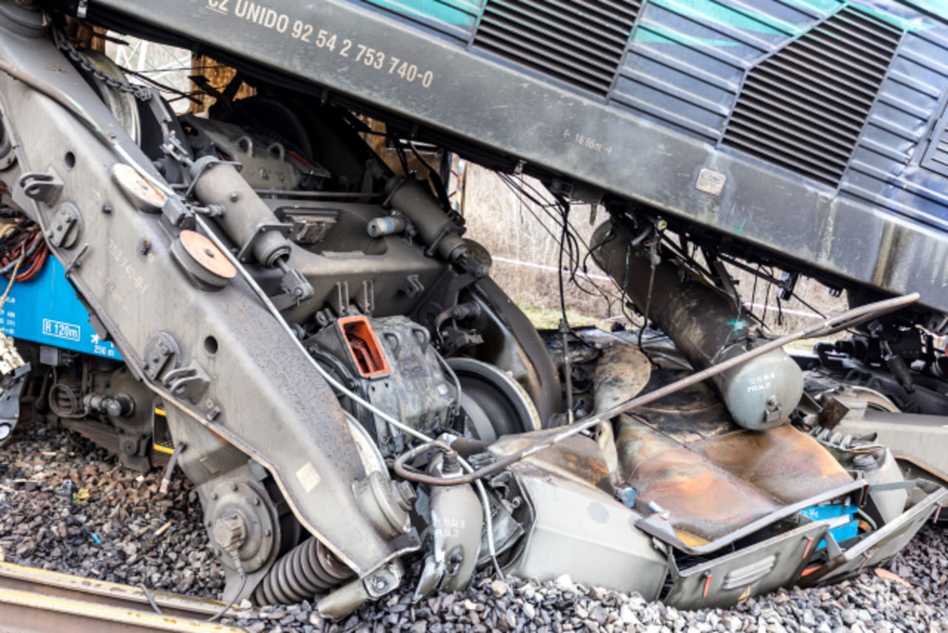 Při ranní srážce vlaku s dodávkovým autem na jihu Maďarska zemřelo několik lidí. (Ilustrační foto)