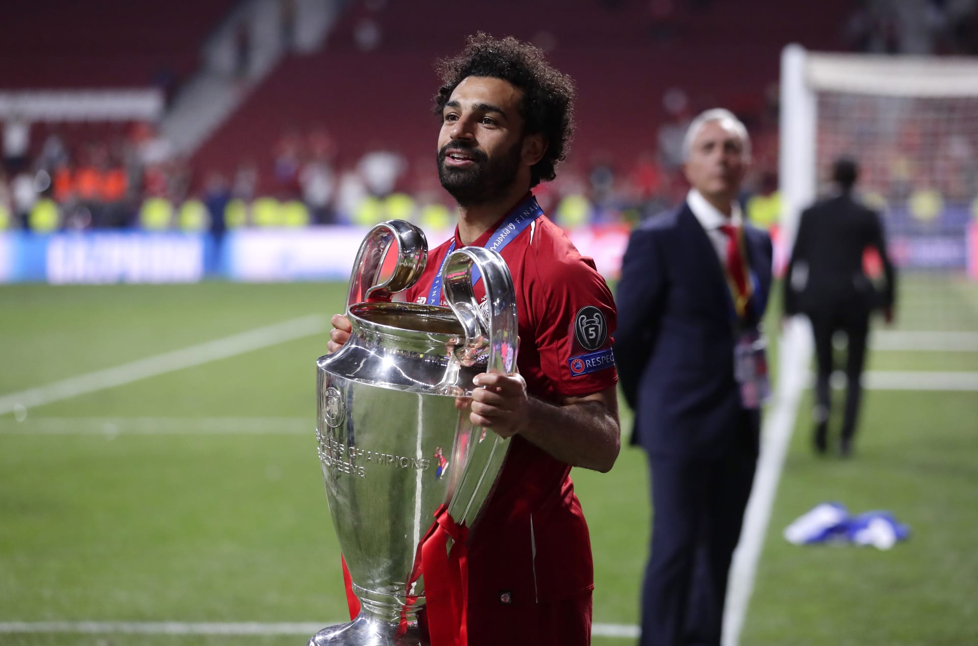 Mohamed Salah s pohárem pro vítěze Ligy mistrů 2019.