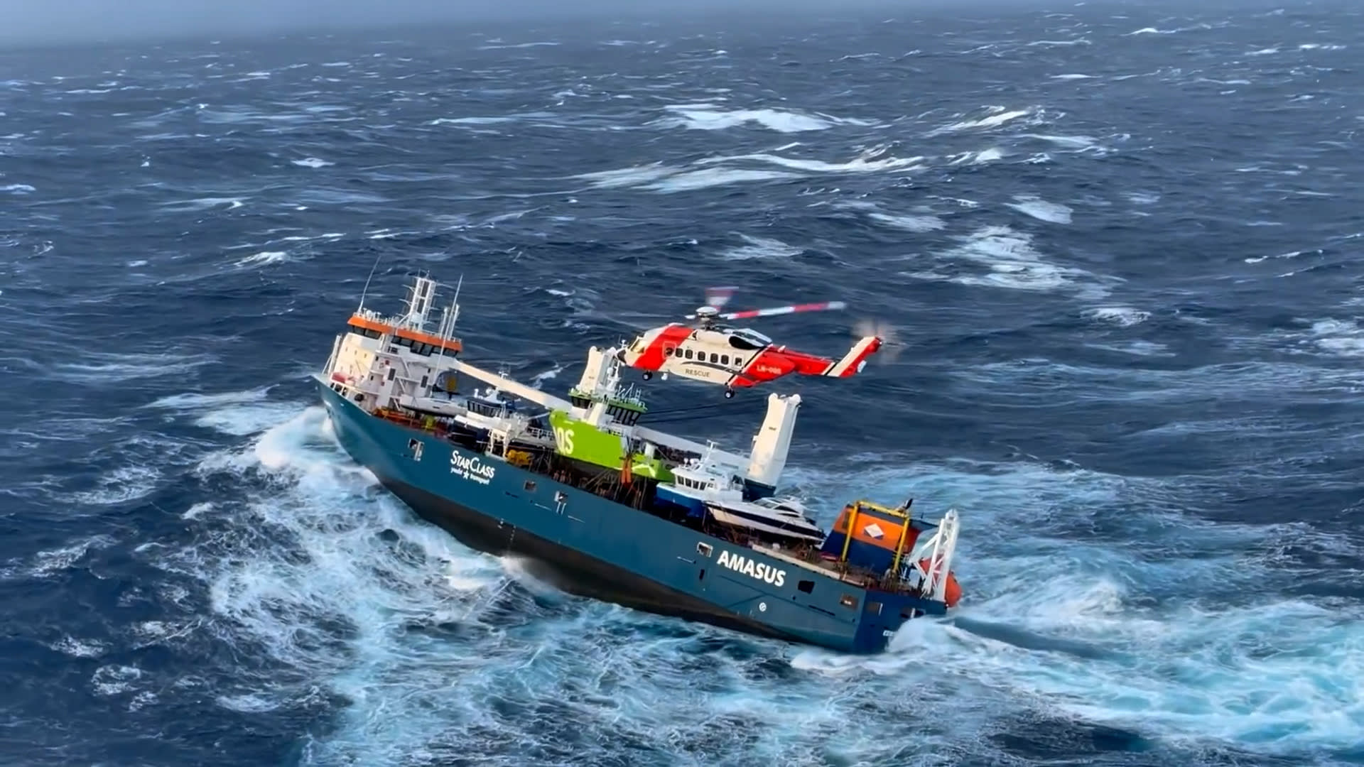 Záběry na loď Eemslift Hendrika, která se dostala do problémů. Dvanáct lidí bylo evakuováno. 