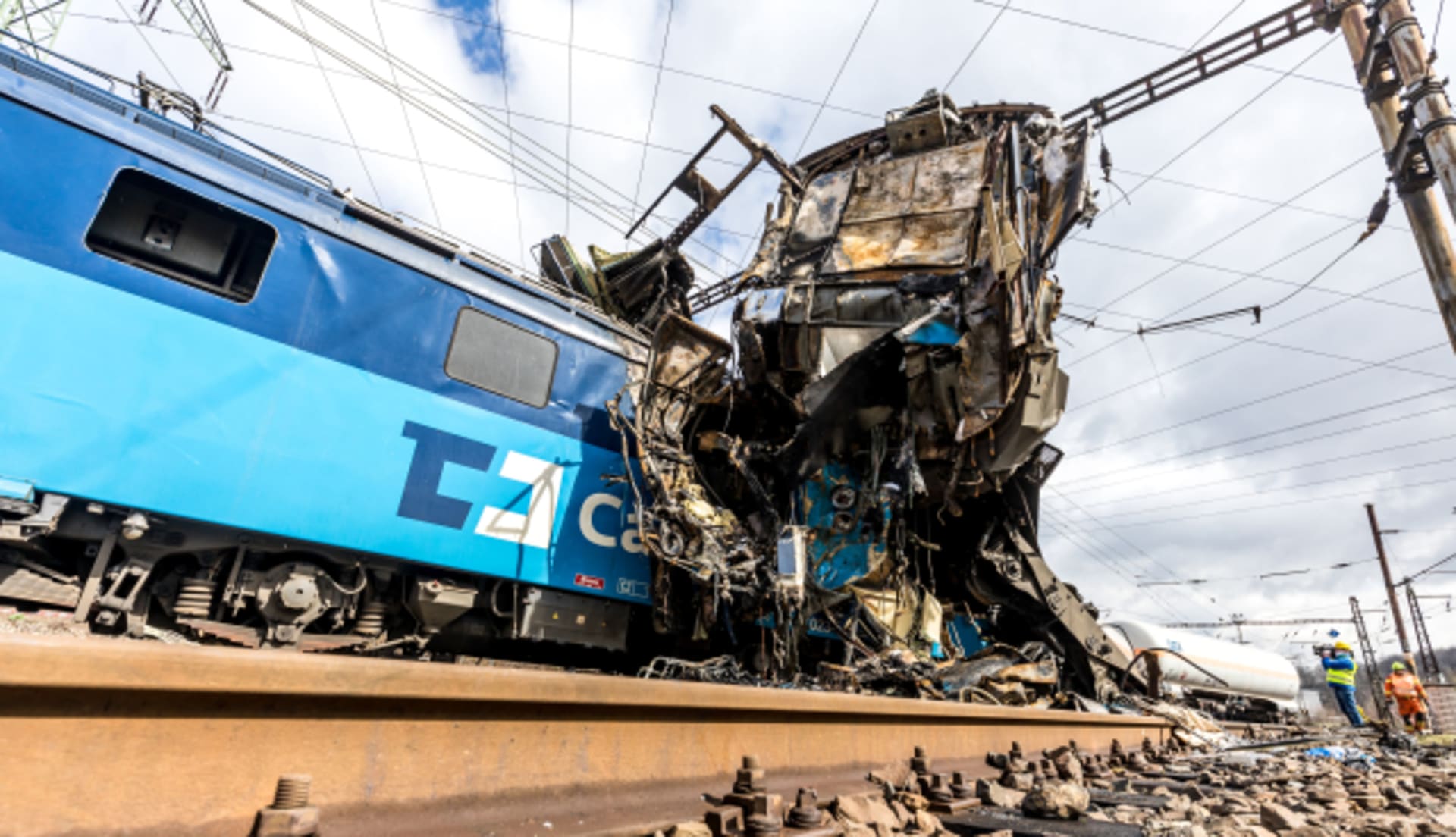 Odstraňování následků nehody nákladních vlaků u obce Světec na Teplicku.