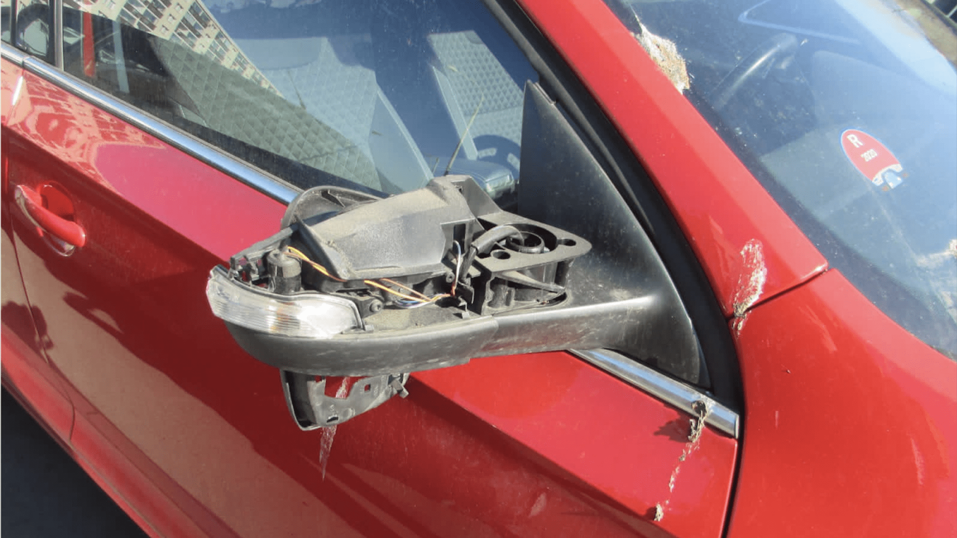 Dvaatřicetiletý muž si vybil zlost na minimálně 14 autech, kterým ukopal zrcátka. 