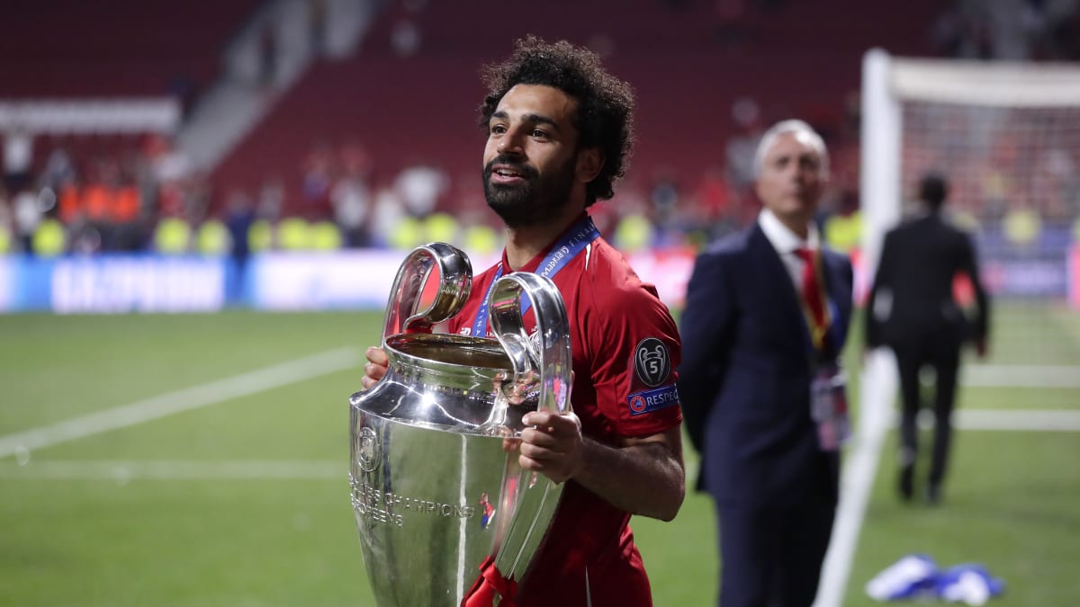 Mohamed Salah s pohárem pro vítěze Ligy mistrů 2019.