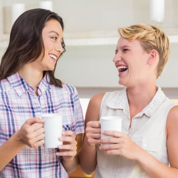 Smějící se ženy s čajem