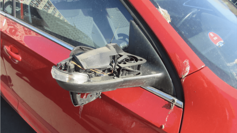 Dvaatřicetiletý muž si vybil zlost na minimálně 14 autech, kterým ukopal zrcátka. 