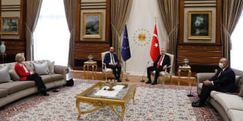 Ať sedí jinde. Erdogan urazil šéfku Evropské komise, nabídl jí místo pro nižší diplomaty