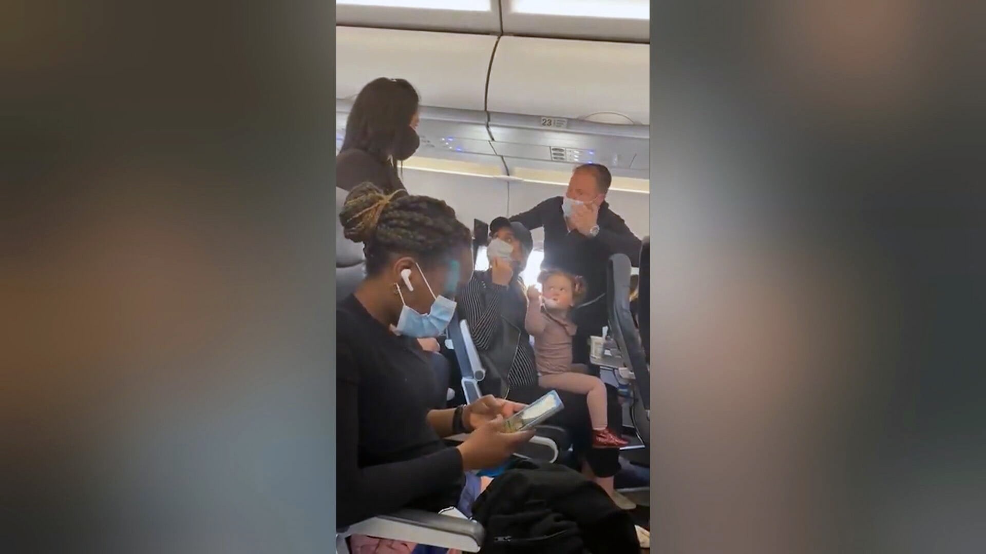 Rodinu vyhodili z letadla, poté i ostatní cestující.