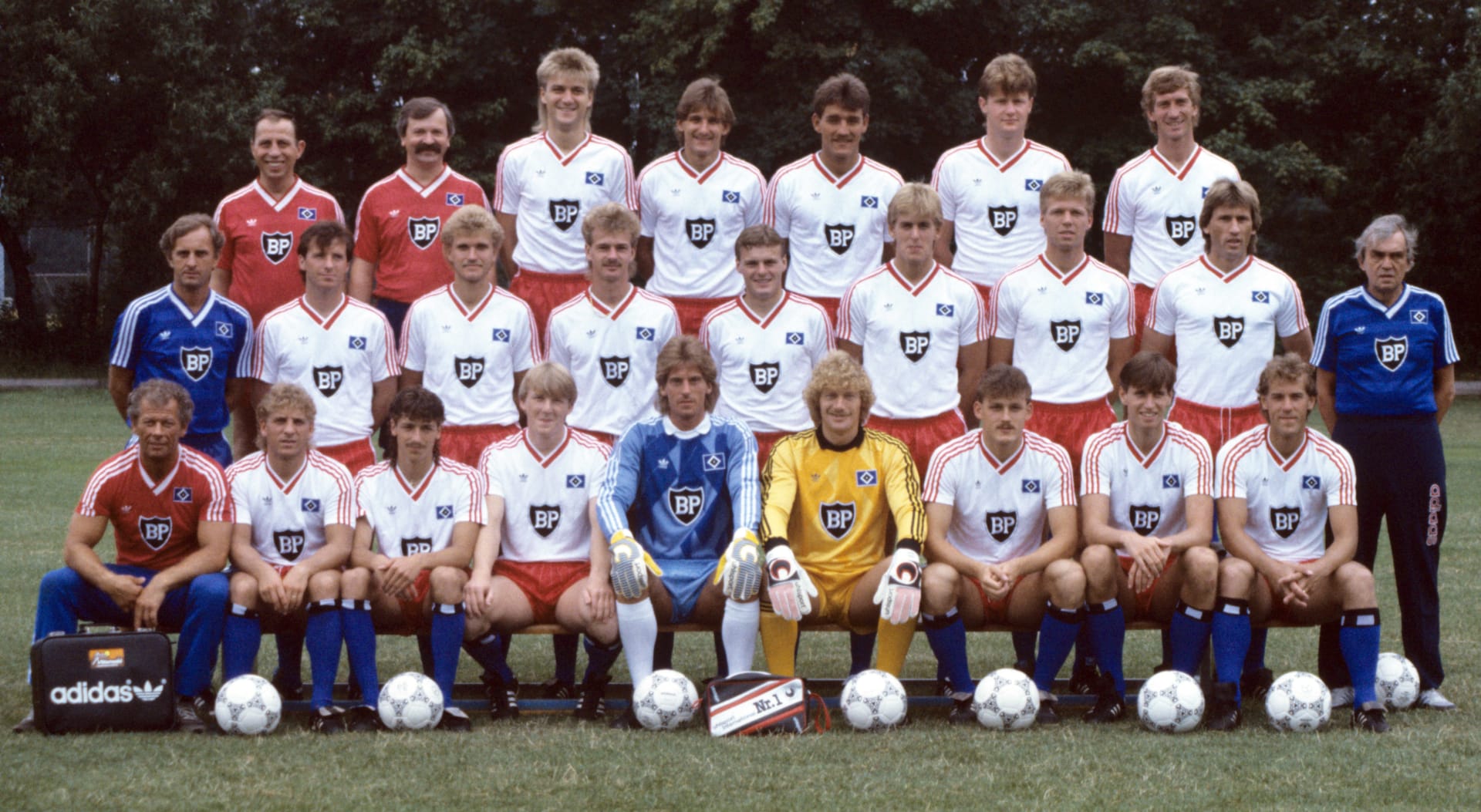 Mužstvo Hamburku pro sezonu 1986–⁠87, Walter Laubinger je třetí zleva ve spodní řadě.