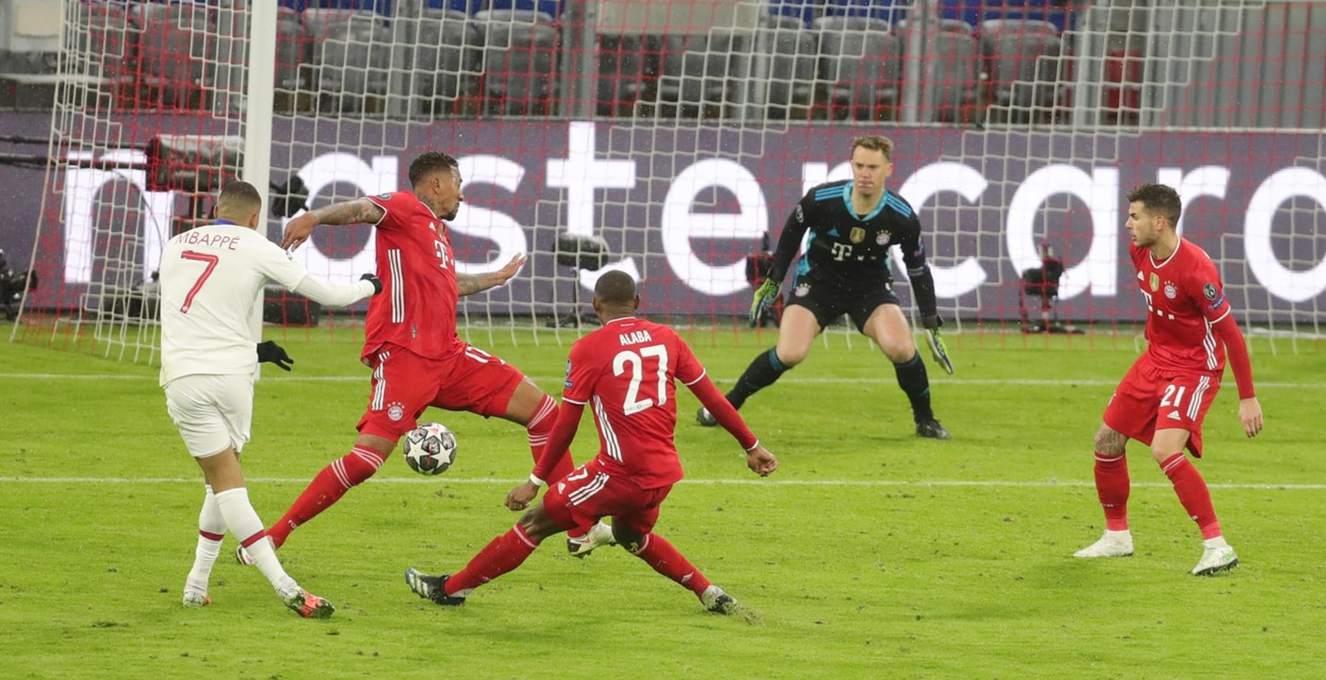Kylian Mbappé střílí rozhodující gól prvního zápasu čtvrtfinále Ligy mistrů. 
