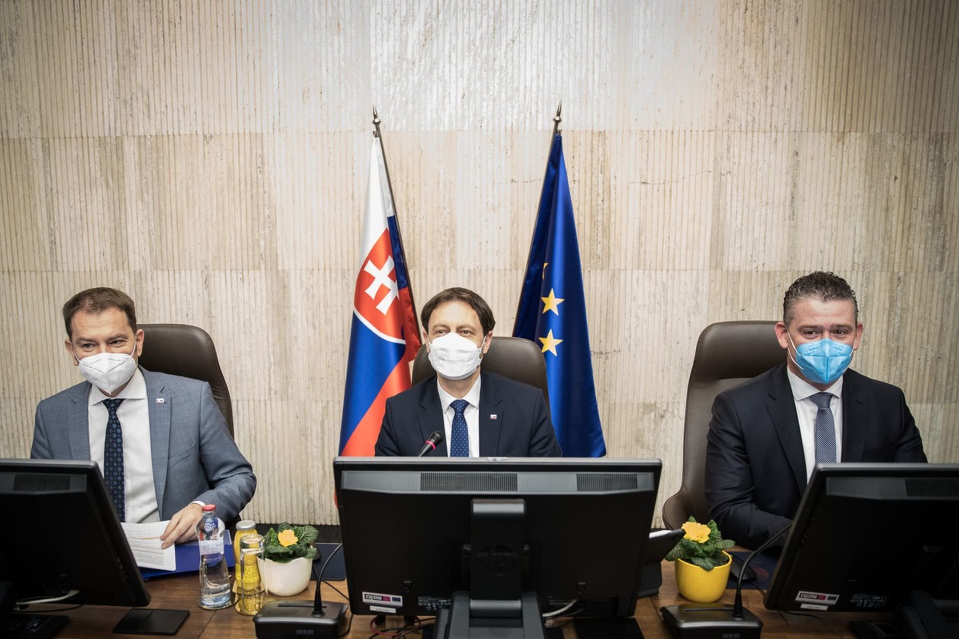 Slovenský kabinet nového premiéra Eduarda Hegera (uprostřed). Vlevo sedí bývalý předseda vlády Igor Matovič, který je nyní ministrem financí.