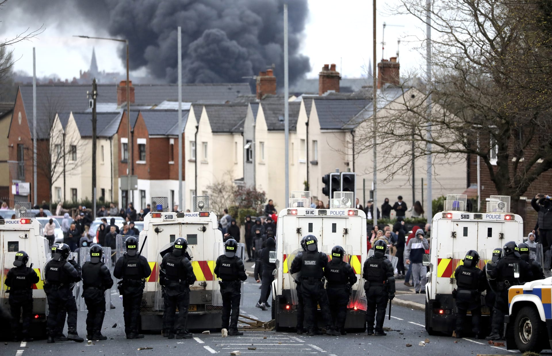 Řada policistů již při násilnostech v Severním Irsku utrpěla zranění. Snaží se totiž obě znesvářené frakce od sebe oddělit.