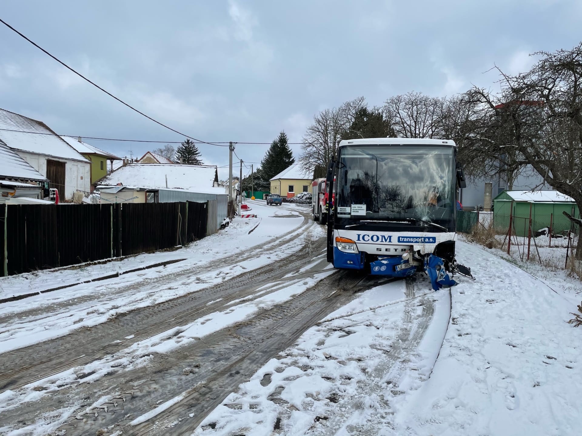 V Jakubově u Moravských Budějovic narazil autobus do plynové přípojky. 
