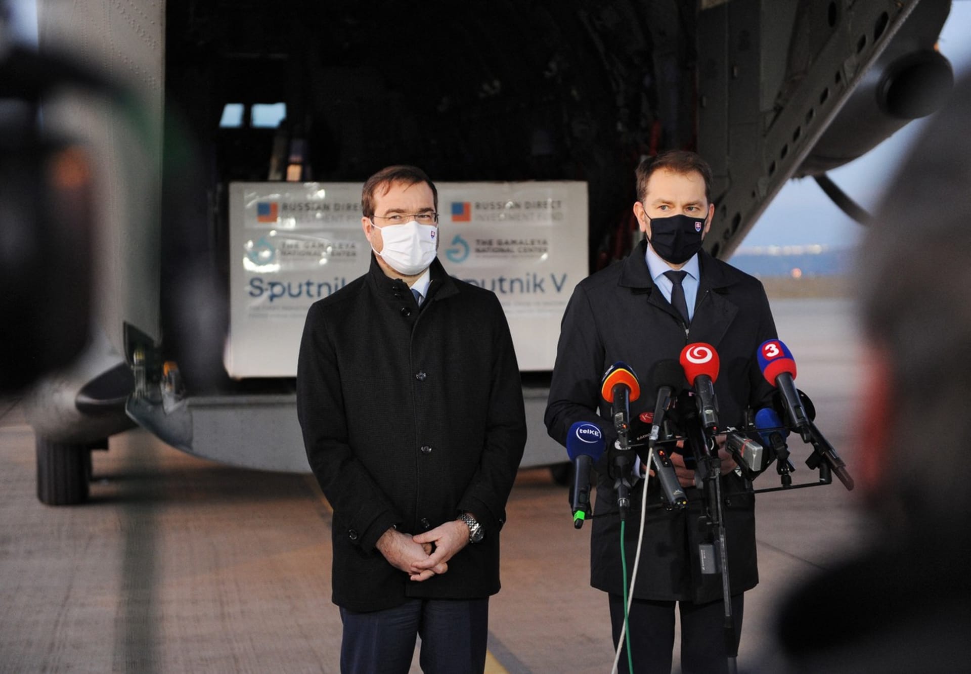 Takto slovenský expremiér Igor Matovič (vpravo) na začátku března vítal dodávku ruské vakcíny Sputnik V na Slovensku společně s bývalým ministrem zdravotnictví Markem Krajčím (vlevo).