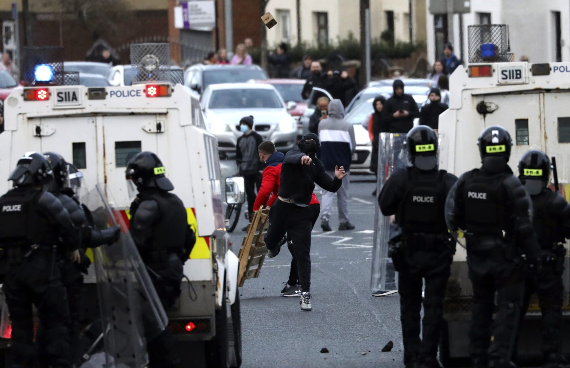 Řada policistů již při násilnostech v Severním Irsku utrpěla zranění. Snaží se totiž obě znesvářené frakce od sebe oddělit.