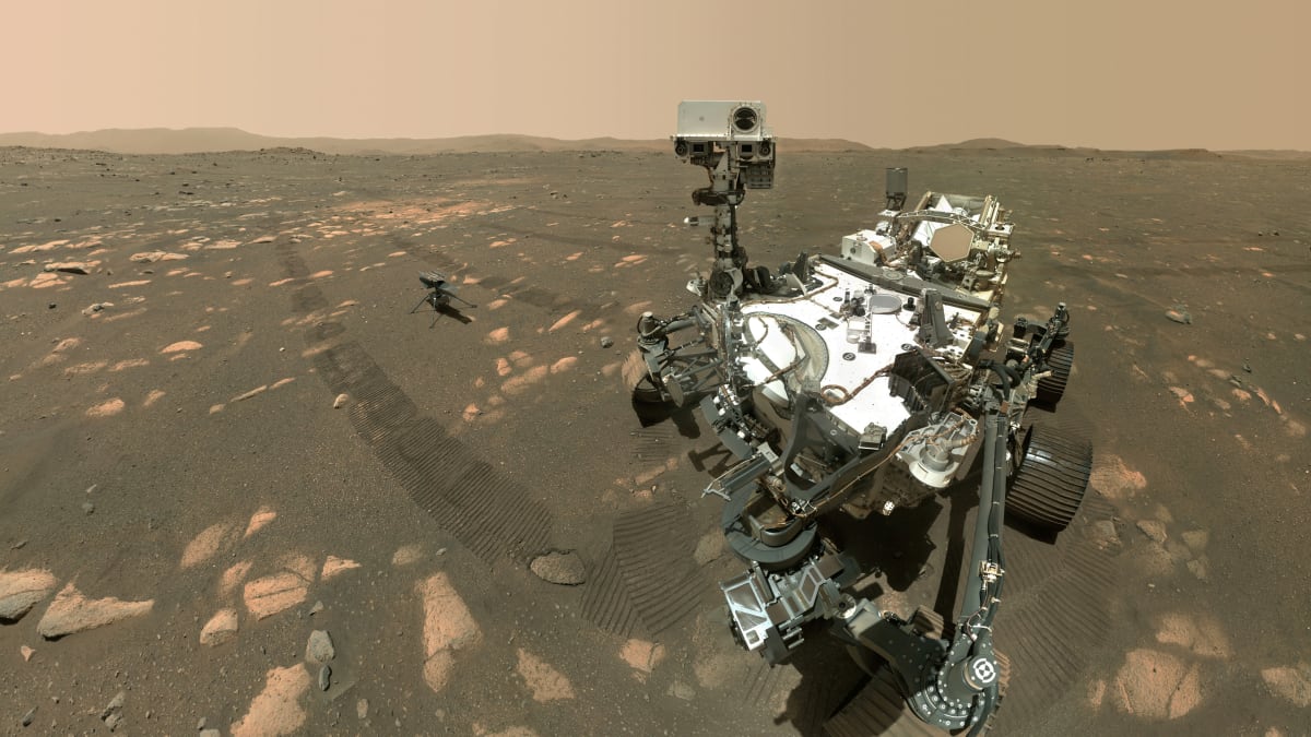 Rover Perseverance pořídil na Marsu selfie s helikoptérou Ingenuity. 