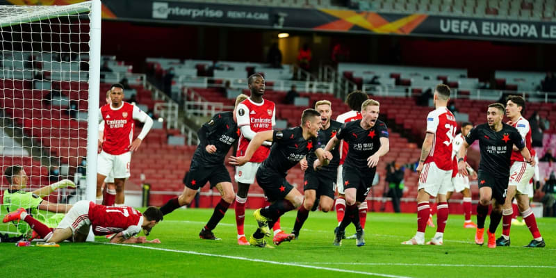 Za minutu dvanáct. Tomáš Holeš Slavii hlavou v nastavení zápasu na hřišti Arsenalu zařídil remízu 1:1.