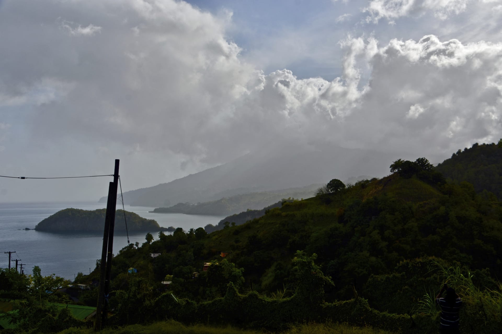 Vulkán La Soufrire na ostrově Svatý Vincenc chrlí popel do výšky šesti kilometrů