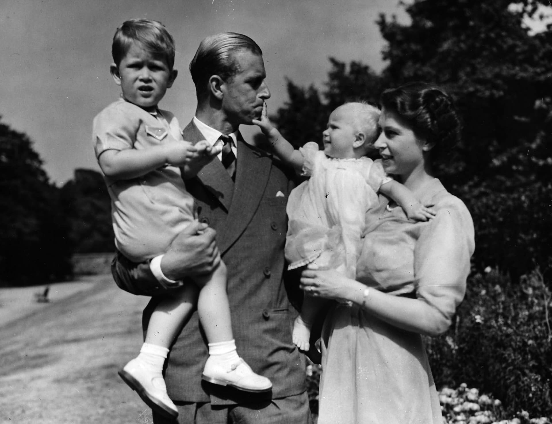 Na této fotografii ze srpna 1951 stojí tehdy princezna Elizabeth se svým manželem princem Philipem, vévodou z Edinburghu, a jejich dětmi, princem Charlesem a princeznou Annou v londýnské rezidenci páru v Clarence House.