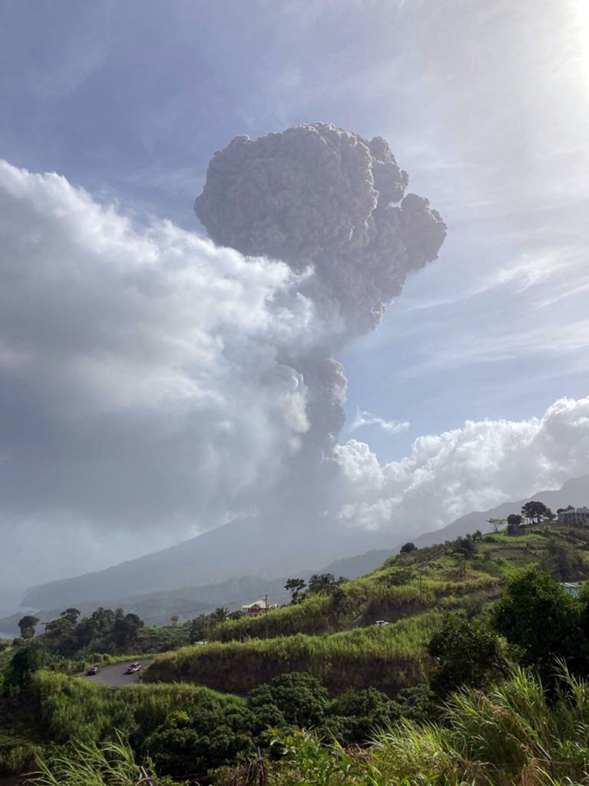 Vulkán La Soufrire na ostrově Svatý Vincenc chrlí popel do výšky šesti kilometrů. 