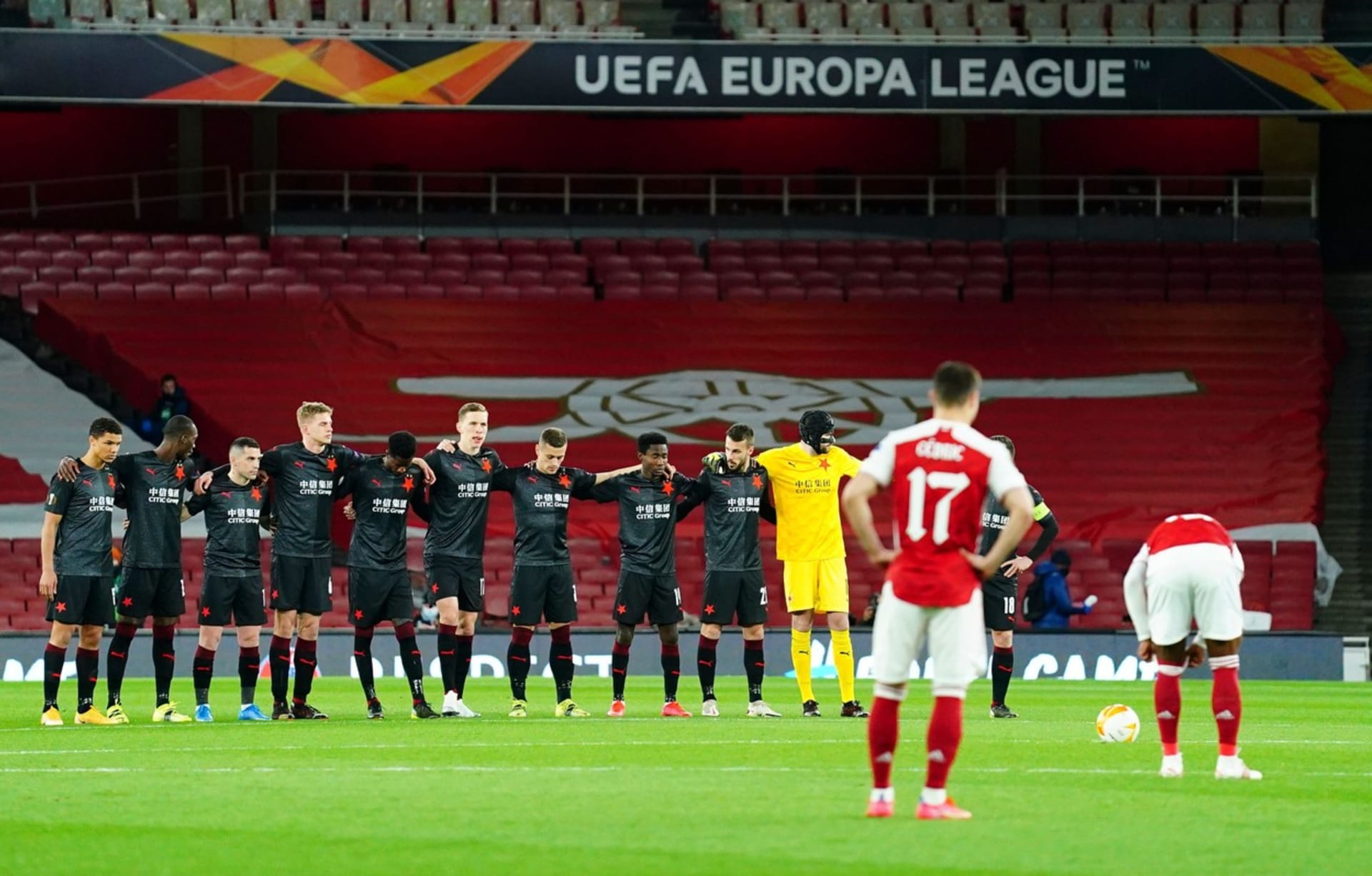 Slávisté se před zápasem s Arsenalem chytili kolem ramen. Zvolili tak jinou cestu k vyjádření nesouhlasu s rasismem.