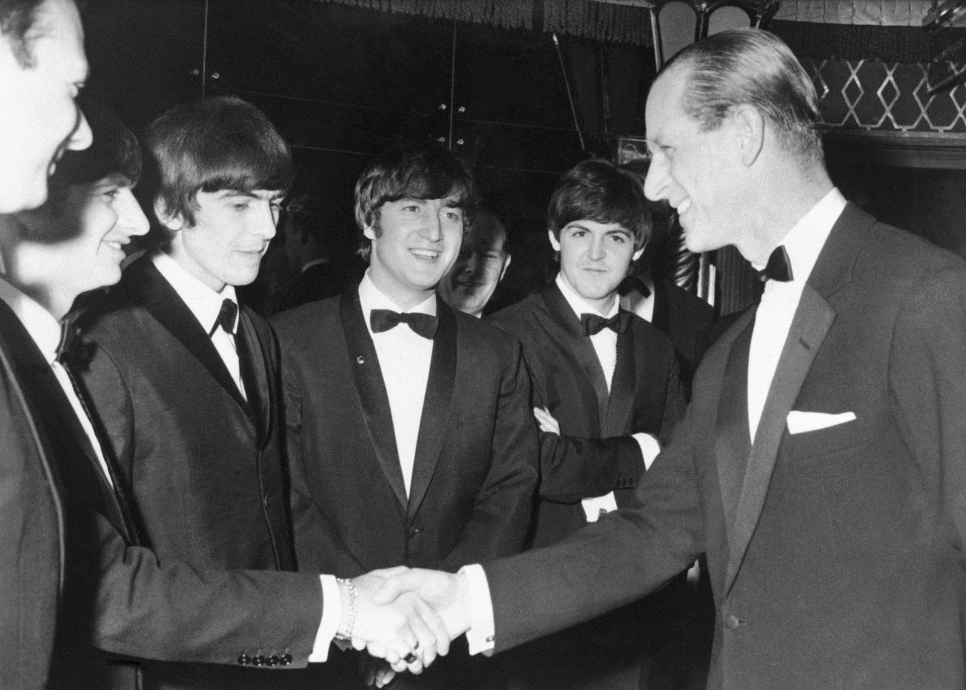 Britský princ Philip s kapelou Beatles v roce 1964