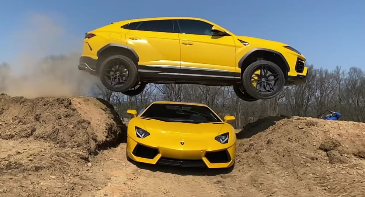 Dva nejdražší modely Lamborghini to při sebemenším zaváhání řidiče mohly mít spočítané.