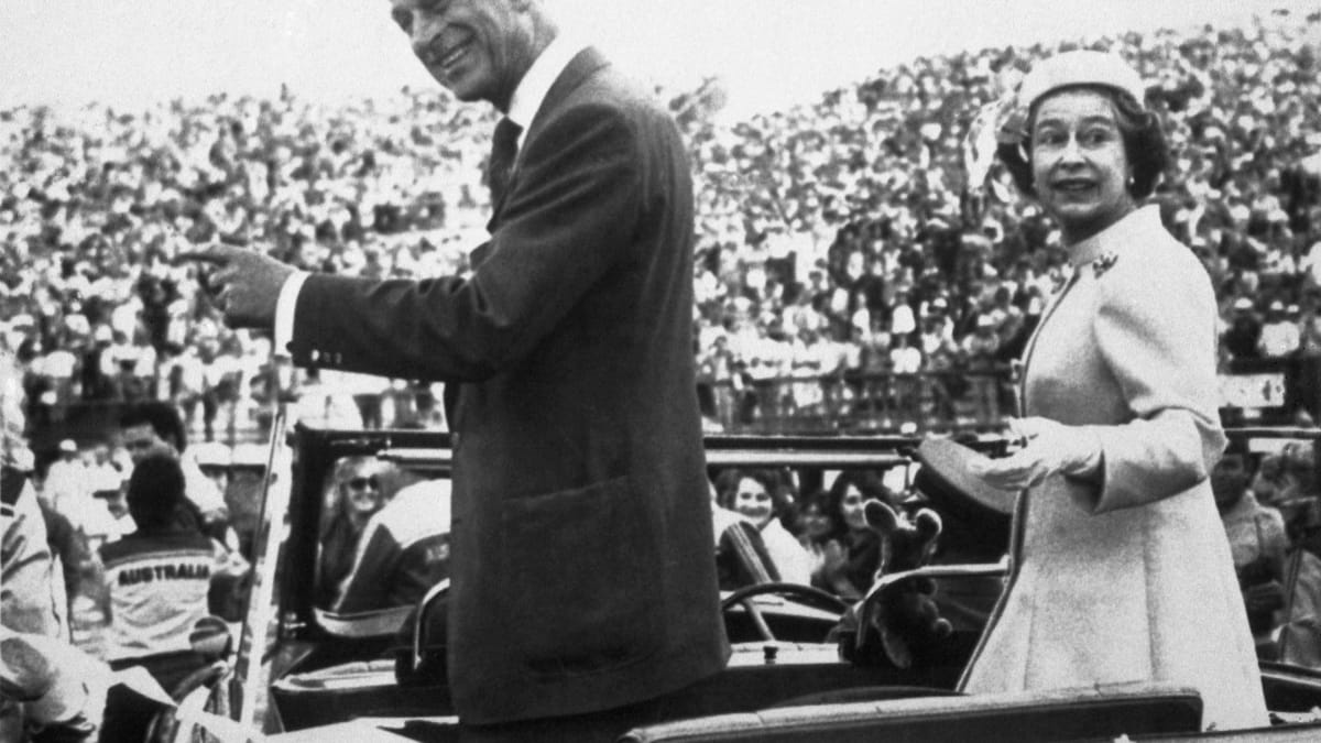 Princ Philip a jeho manželka, britská královna Alžběta II.