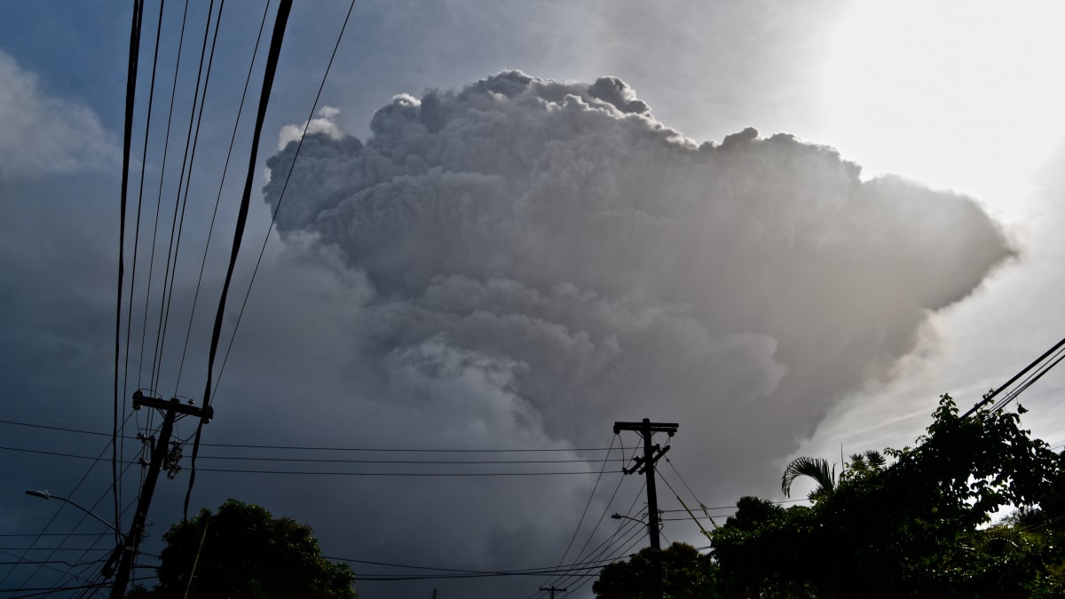 Vulkán La Soufrire na ostrově Svatý Vincenc chrlí popel do výše šesti kilometrů