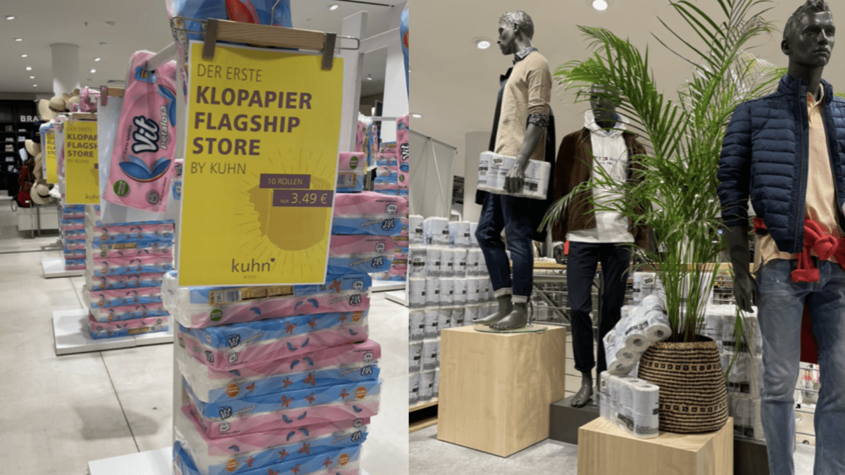 Obchod s módou v německém Bad Mergentheimu se kvůli koronaviru přeměnil na drogerii a mezi figurínami s novou kolekcí nabízí také toaletní papír. (autor: Modehaus Kuhn)
