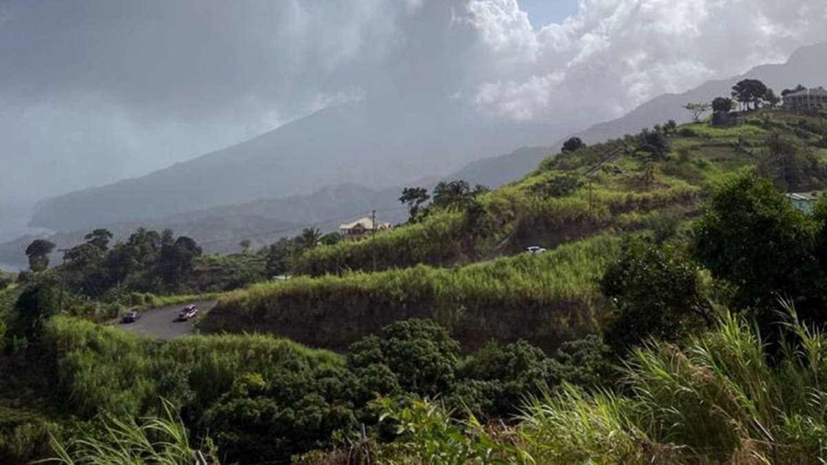 Vulkán La Soufrière na ostrově Svatý Vincenc chrlí popel do výšky šesti kilometrů. 