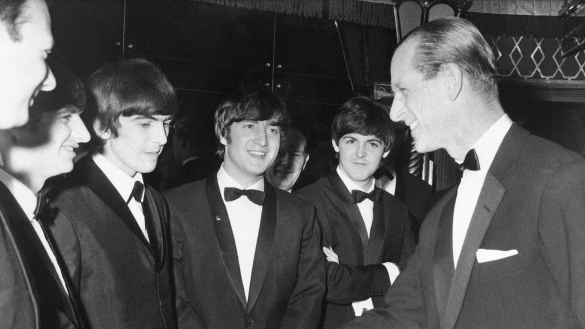 Britský princ Philip s kapelou Beatles v roce 1964