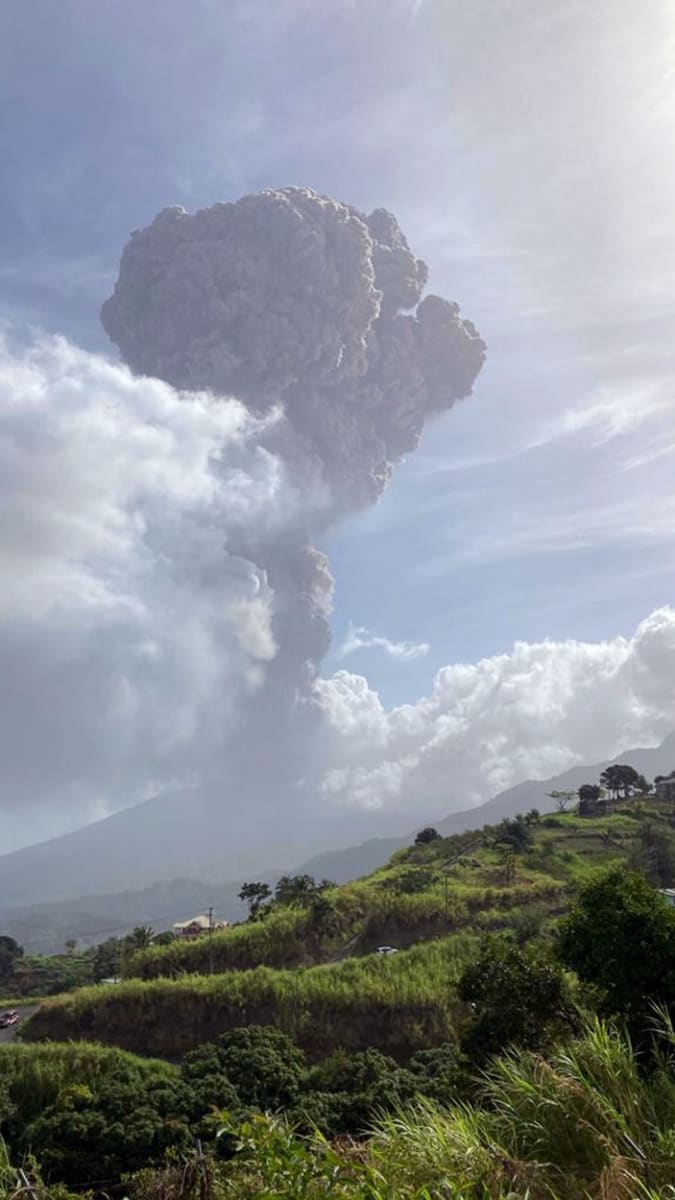 Vulkán La Soufrire na ostrově Svatý Vincenc chrlí popel do výšky šesti kilometrů. 