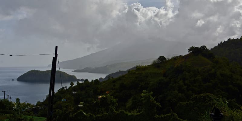 Vulkán La Soufrire na ostrově Svatý Vincenc chrlí popel do výšky šesti kilometrů