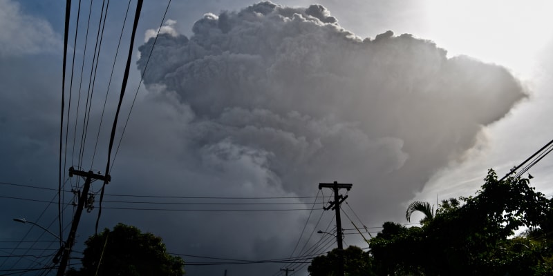 Vulkán La Soufrire na ostrově Svatý Vincenc chrlí popel do výše šesti kilometrů