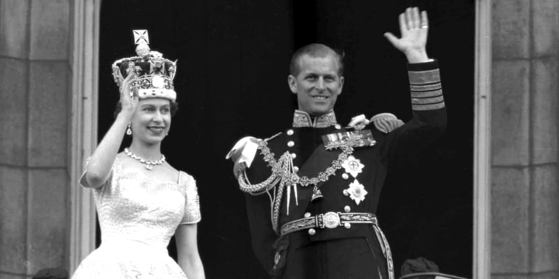 Na této fotografii ze dne 2. června 1953 mává britská královna Alžběta II. a její manžel, vévoda z Edinburghu, z balkonu Buckinghamského paláce v Londýně po korunovaci královny ve Westminsterském opatství. 