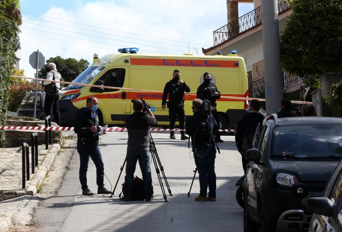 Nedaleko Atén byl v pátek zavražděn známý řecký televizní novinář Jorgos Karaivaz, který se zabýval kriminálními kauzami. 