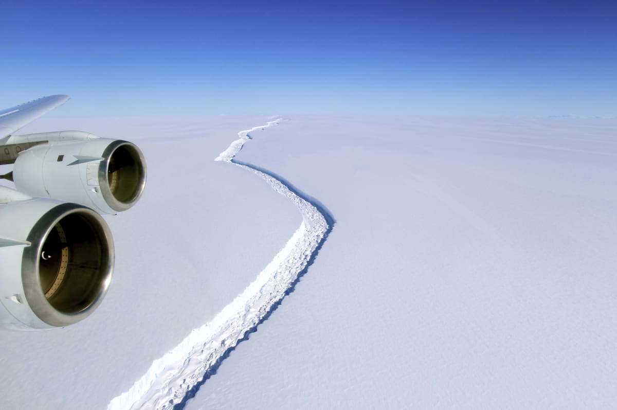 Mohutná prasklina v ledovci Larsen C, kterou v roce 2016 zaznamenali vědci z NASA. Je dlouhá přes 110 kilometrů a téměř 100 metrů hluboká.