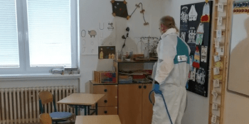 Postřik proti koronaviru ve škole rozhádal Prostějov, podle opozice je škodlivý