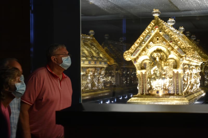 Na Bečově je vystavena druhá nejcennější památka po korunovačních klenotech, relikviář svatého Maura.