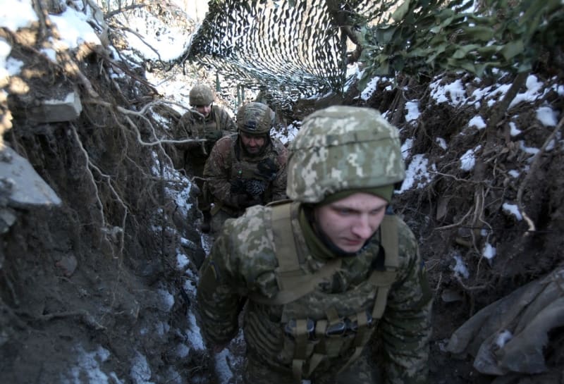 Ukrajinští vojáci, kteří se na východní frontě ostřelují s proruskými separatisty.