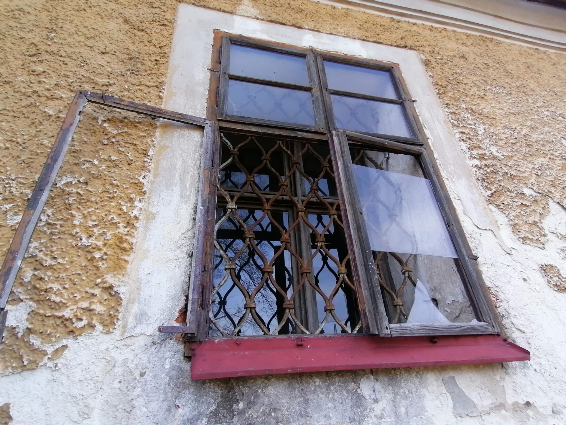 Okno kostela ve Starých Oldřůvkách, místní části Budišova nad Budišovkou.