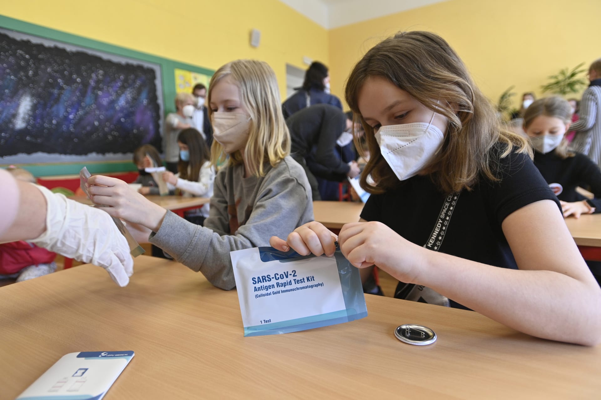 Děti ve školách zkouší antigenní testy. 