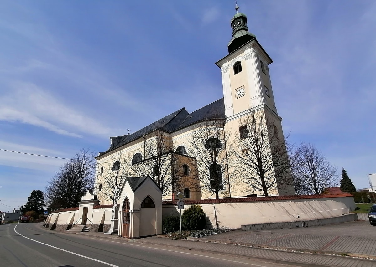 Kostel Nejsvětější Trojice v Bohuslavicích na Hlučínsku. K víře se v obci hlásí 56 procent obyvatel. 