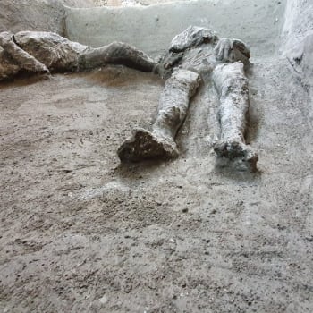Občané Pompejí umírali po výbuchu Vesuvu ve svých domovech.